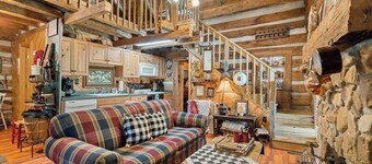 1800’s Cabin with Hot Tub, Pet Friendly