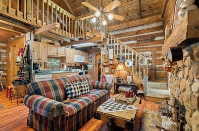 1800’s Cabin with Hot Tub, Pet Friendly
