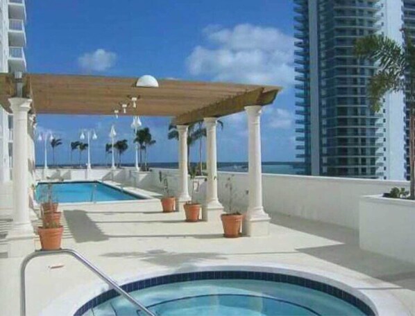 Outdoor pool, a heated pool - Top Stay Miami - Blue@Brickell w/ Balcony & Parking (Miami)