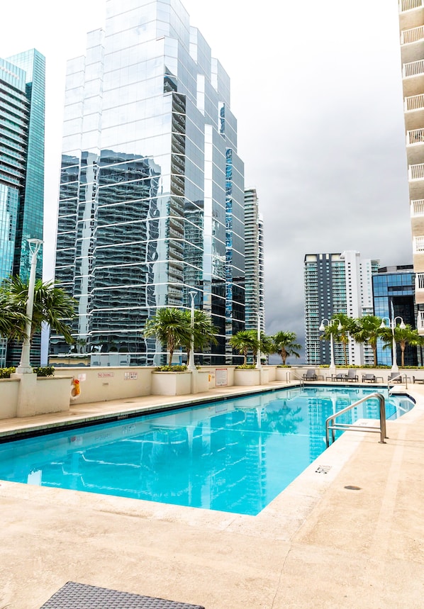 Alberca al aire libre y alberca climatizada