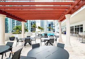 Outdoor dining - Brickell 1BR / City Views / Balcony / FREE Parking / Pool / Hot Tub / Gym (Miami)
