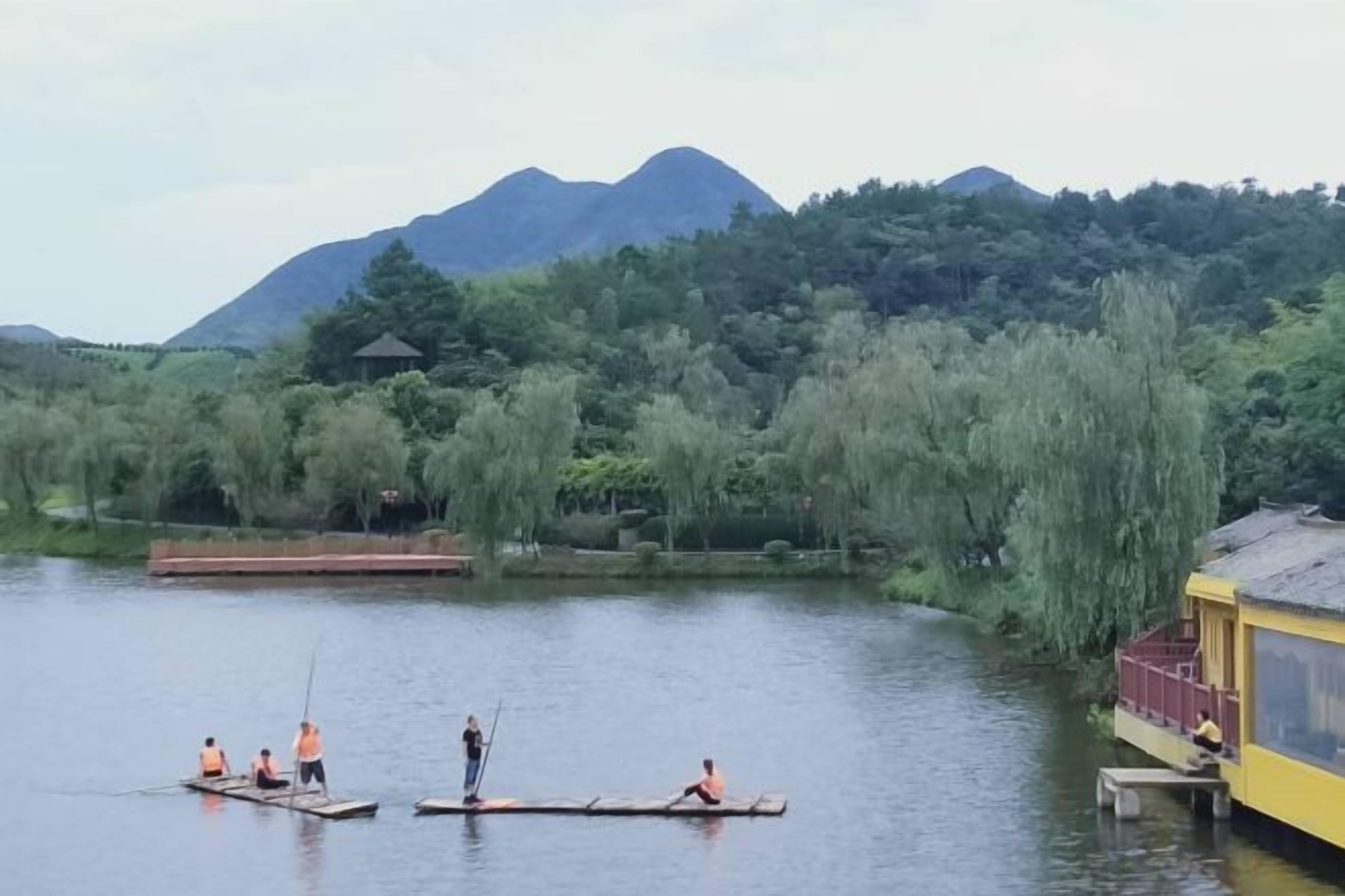 Un río tranquilo con barcos y un edificio a la derecha.