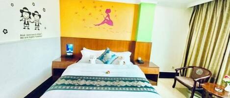 Una habitación de hotel con una cama, mesitas de noche, una silla y una pared con un mural.