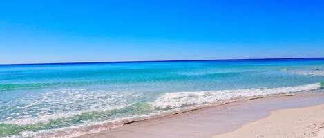 Sur la plage, chaise longue