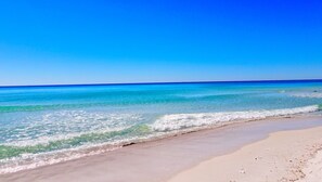 Plage, chaises longues