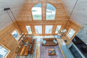 Smart-TV, Kamin, Tischfußball, Tischtennisplatte