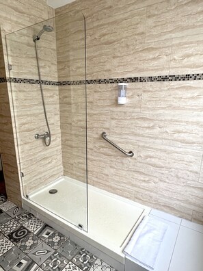 Basic-Zimmer | Badezimmer | Dusche, Regendusche