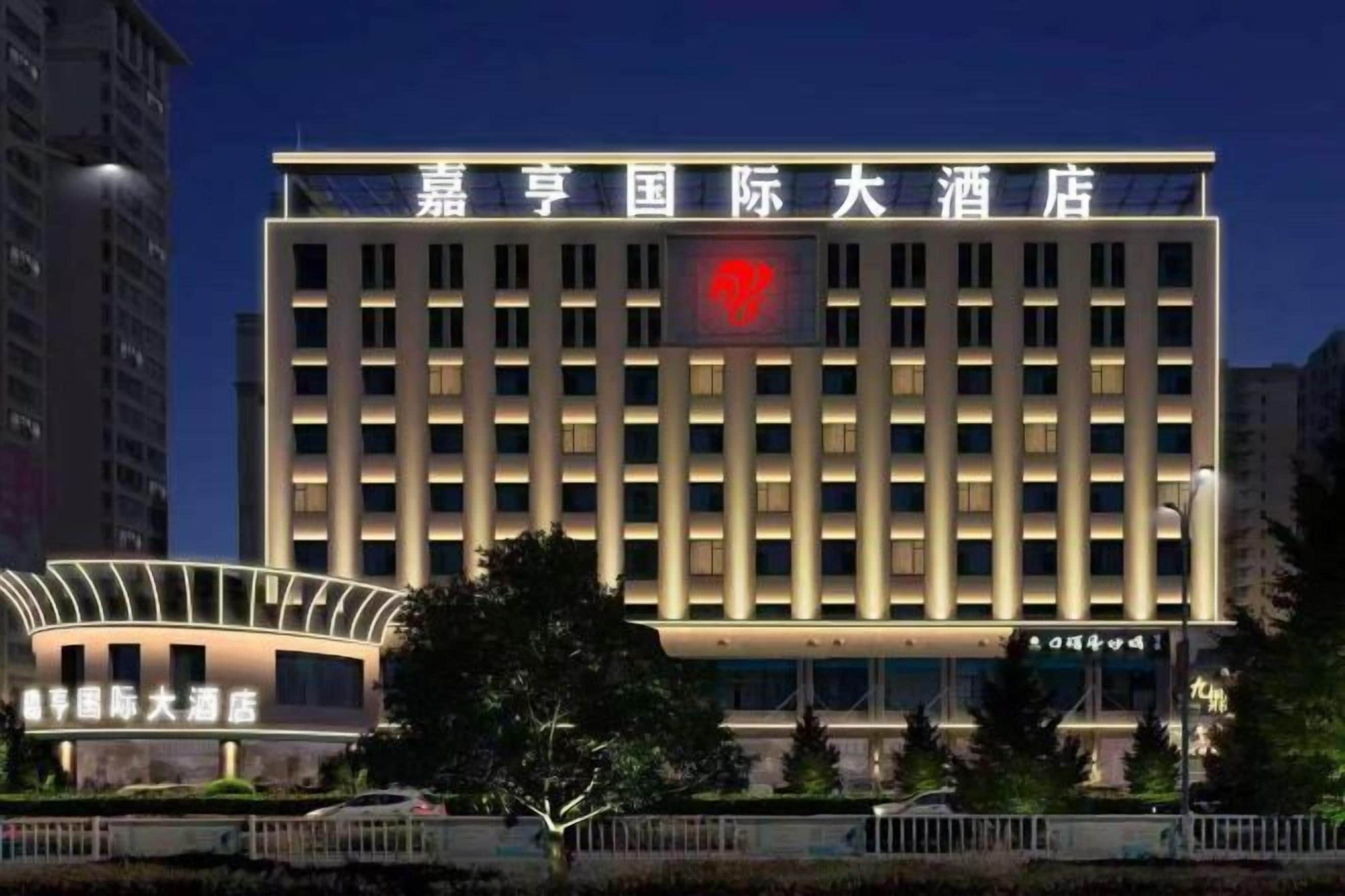 Un edificio de hotel de varios pisos con un letrero llamativo en la parte superior.