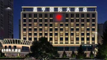 Un edificio de hotel de varios pisos con un letrero llamativo en la parte superior.