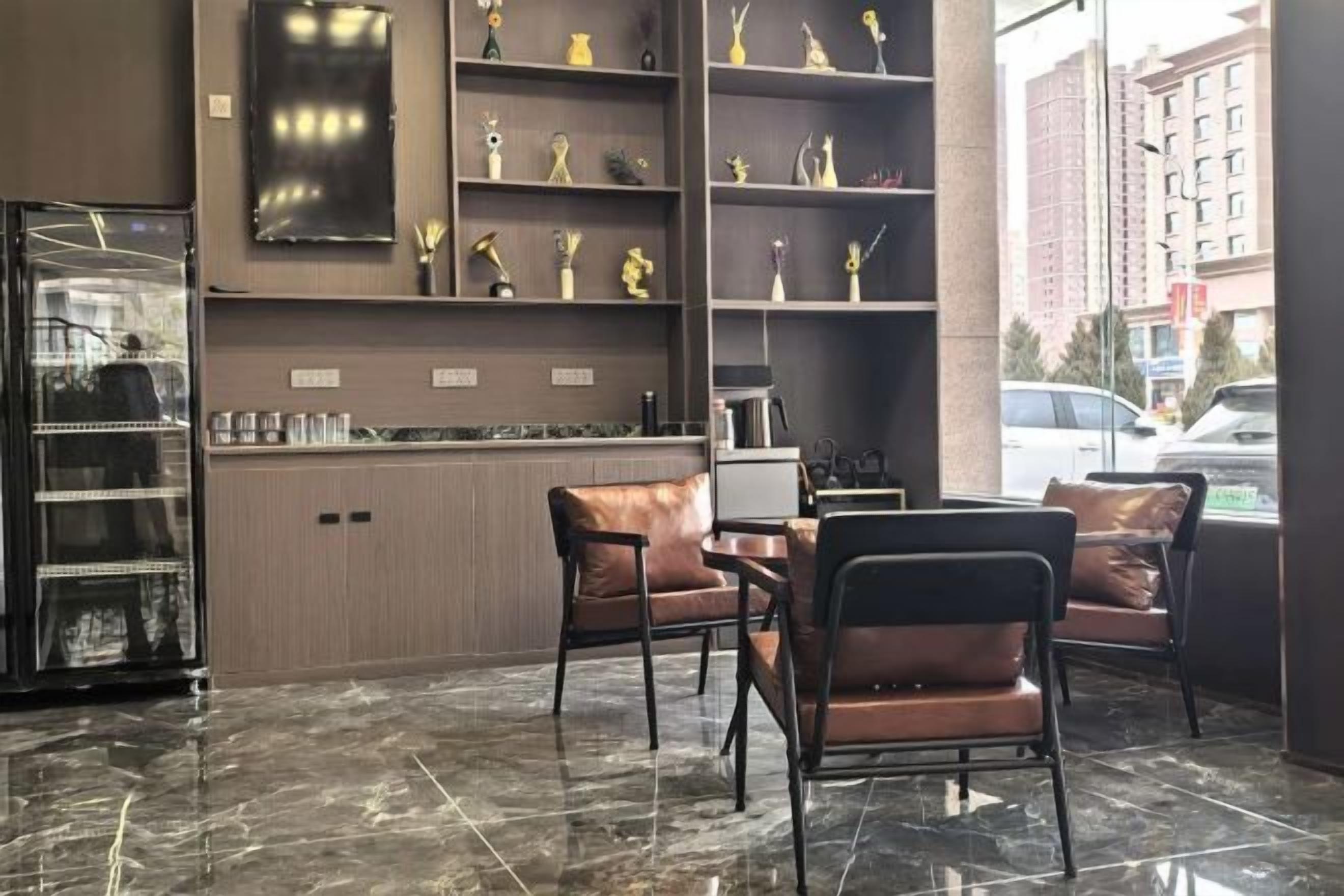 Ein modernes Interieur mit Marmorboden, Ledersesseln, einer Bar und Regalen mit Dekoration.