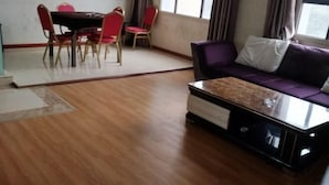 Una sala de estar con un sofá, una mesa de centro y un comedor con sillas y una mesa.