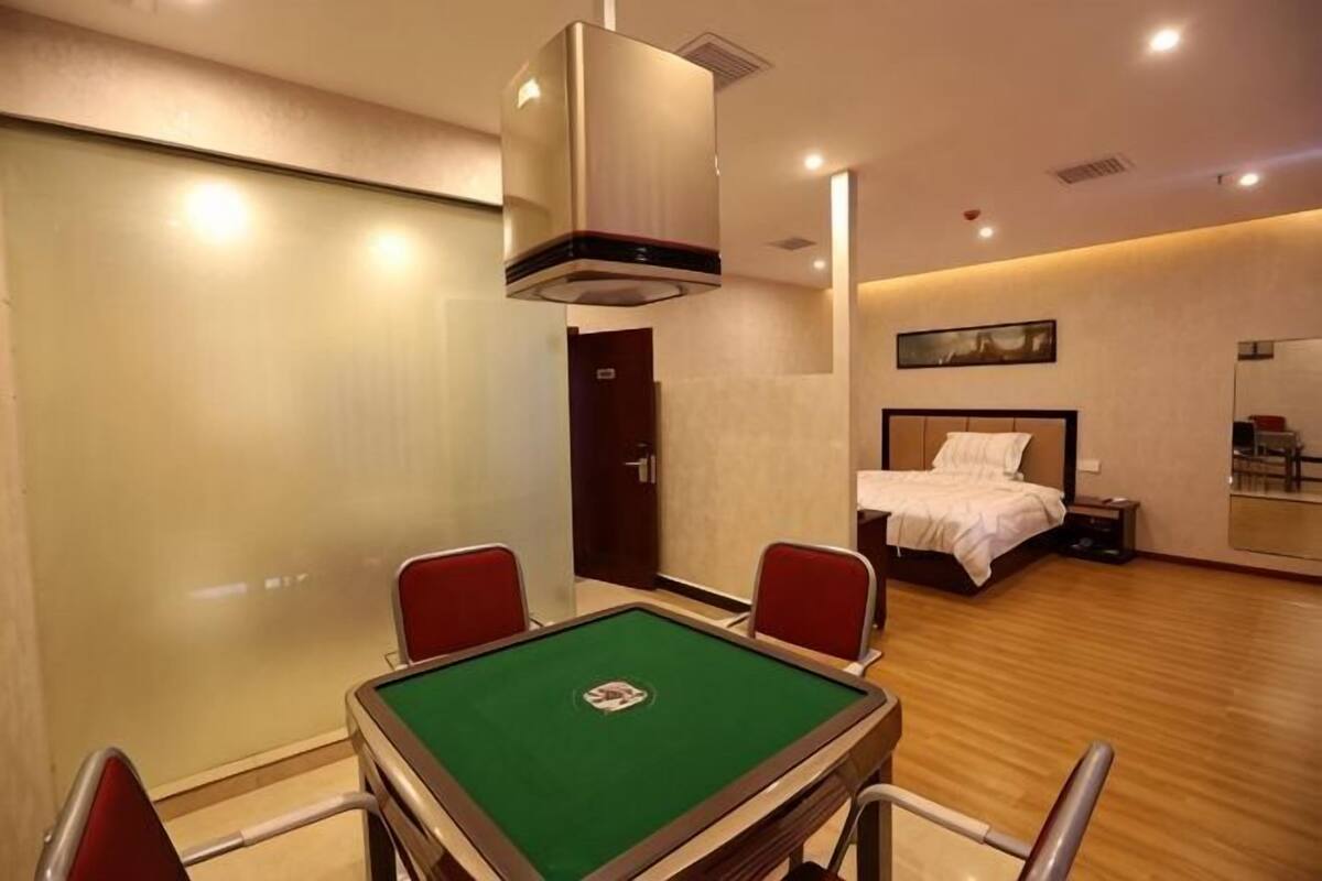 Ein Hotelzimmer mit Billardtisch, einem Bett und einem separaten Badezimmer.