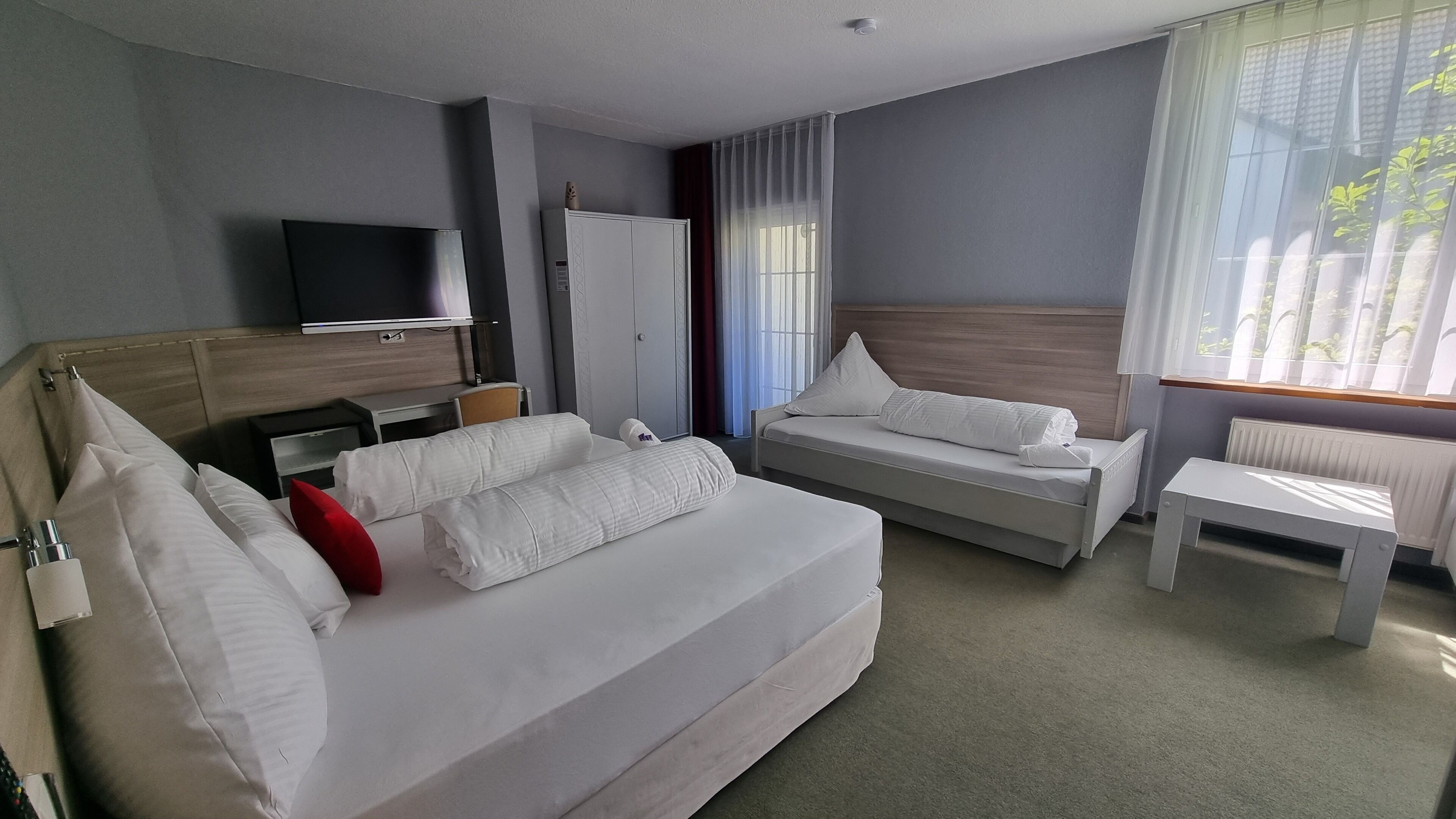 Comfort vierpersoonskamer | Een kluis op de kamer, een bureau, een laptopwerkplek