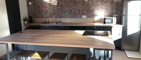 Réfrigérateur, un four, surface de cuisson, lave-vaisselle