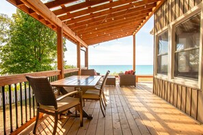 Dine in style outside - Willow Crest - Lake front with Private Lake Access (Bayfield)