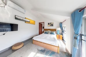 A bedroom with a bed, bedside table, lamp, and curtains. - Yuanlin Hotel (Suzhou)