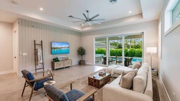 TV connectée, cheminée, livres, chaßne hi-fi