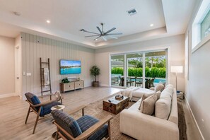 Smart-TV, Kamin, Bücher, Stereoanlage