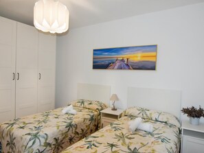 5 bedrooms, iron/ironing board, Internet, bed sheets - Spacious and comfortable chalet in Ajo with beautiful views (Ajo)