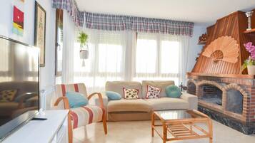 Een televisie en een open haard