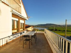 Outdoor dining - Spacious and comfortable chalet in Ajo with beautiful views (Ajo)