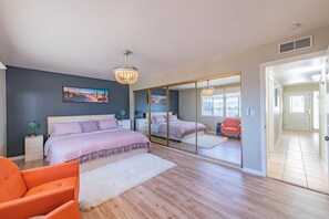 4 soveværelser, pengeskab på værelset, skrivebord, strygejern/strygebræt