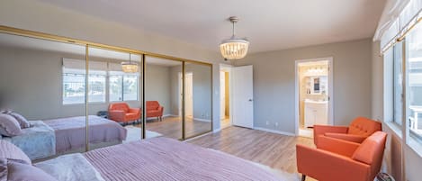 4 bedrooms, in-room safe, desk, iron/ironing board