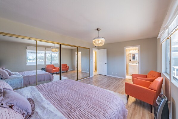 4 bedrooms, in-room safe, desk, iron/ironing board