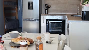 Frigorífico, microondas, horno y placa de cocina