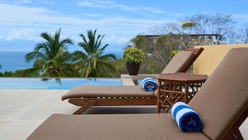 Una piscina al aire libre, una piscina climatizada