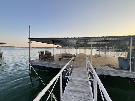 Outdoor dining. Simple and Clean - Great Location Near Boatramps