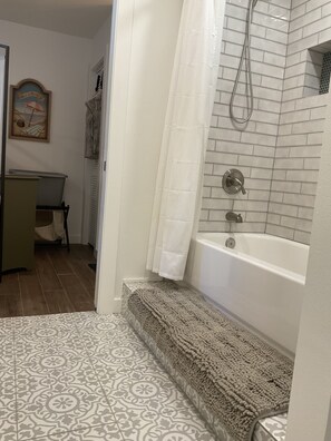 Hair dryer, towels, soap, shampoo - Simple and Clean - Great Location Near Boatramps (Graford)