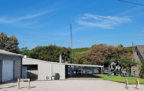 Simple and Clean - Great Location Near Boatramps