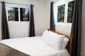 4 bedrooms, desk, free WiFi, bed sheets