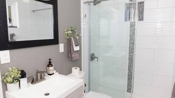 Douche, sèche-cheveux, serviettes fournies, savon