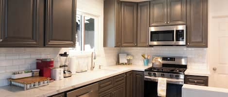 Frigorífico, microondas, horno y placa de cocina