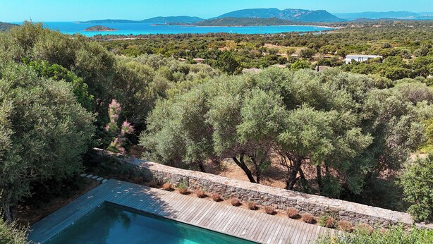 A pool area with a view of the sea and hills. - Villa Casta Joia Di Cirendinu (Sainte Lucie de Porto-Vecchio)