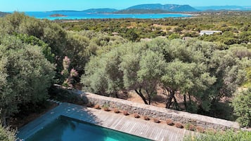 Een verwarmd zwembad