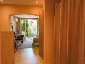 5 slaapkamers, een strijkplank/strijkijzer, reisbedje, wifi