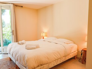 5 slaapkamers, een strijkplank/strijkijzer, reisbedje, wifi