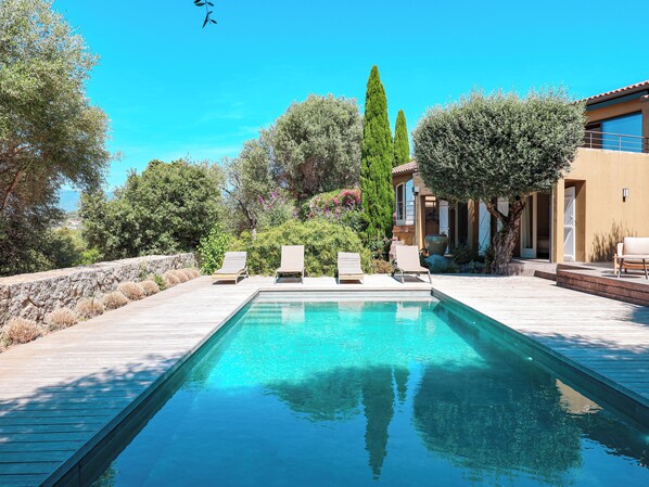 Een verwarmd zwembad