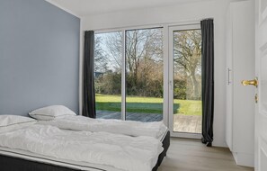 3 bedrooms, iron/ironing board, travel crib, free WiFi