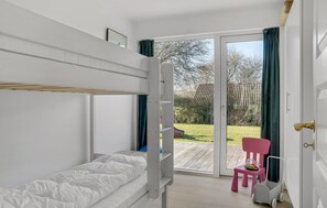 3 bedrooms, iron/ironing board, travel cot, free WiFi