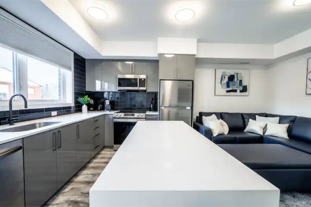 冷蔵庫、電子レンジ、オーブン、コンロ