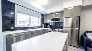 Køleskab, mikrobølgeovn, ovn, kogeplade