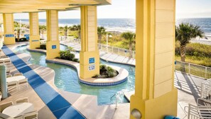 Una piscina techada, una piscina al aire libre