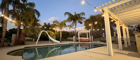 Una piscina al aire libre