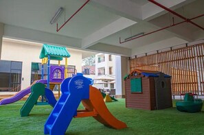 Ein Indoor-Spielplatz mit Rutschen und Spielgeräten.
