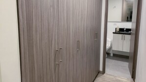 Un baño moderno con un armario gris, un lavamanos y un inodoro.