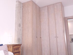2 quartos, ferros/tábuas de passar roupa, acesso à internet